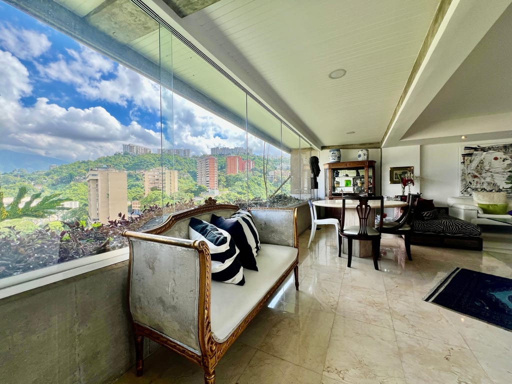 Apartamento en venta de 2 hab. y 244 m² en Las Mesetas, Caracas
