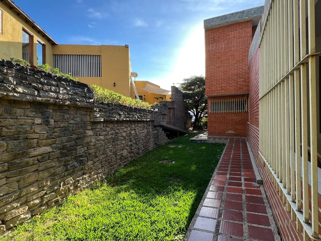 Casa en venta de 5 hab. y 400 m² en Prados del Este, Caracas