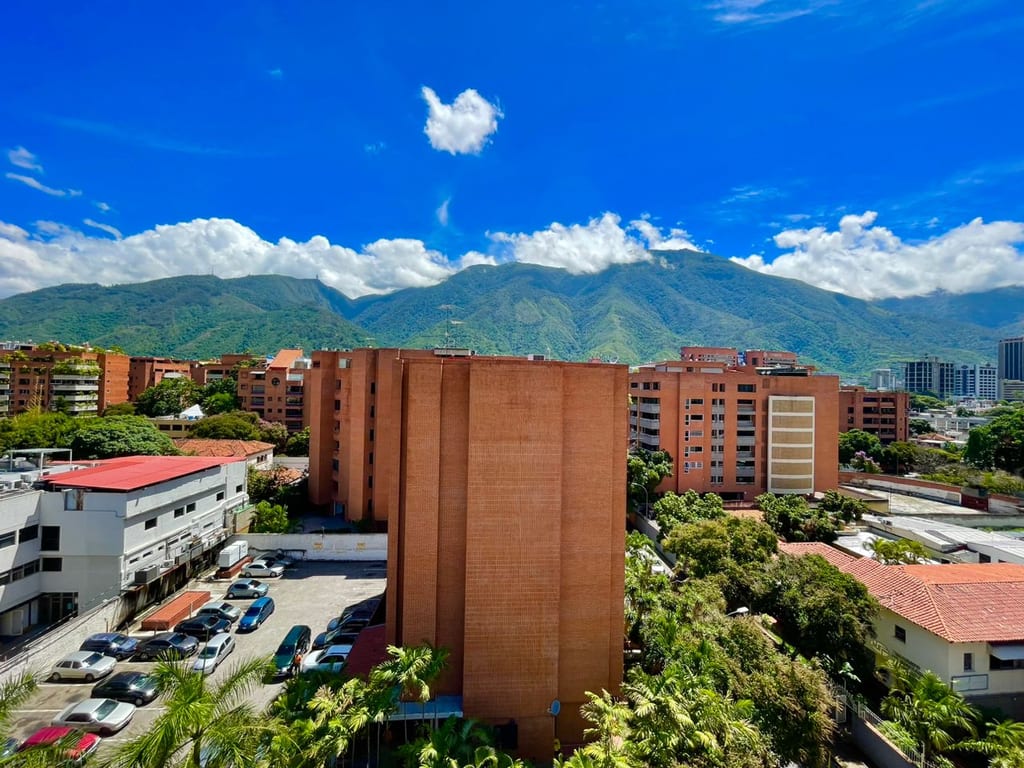Apartamento en venta de 3 hab. y 303 m² en Campo Alegre, Caracas