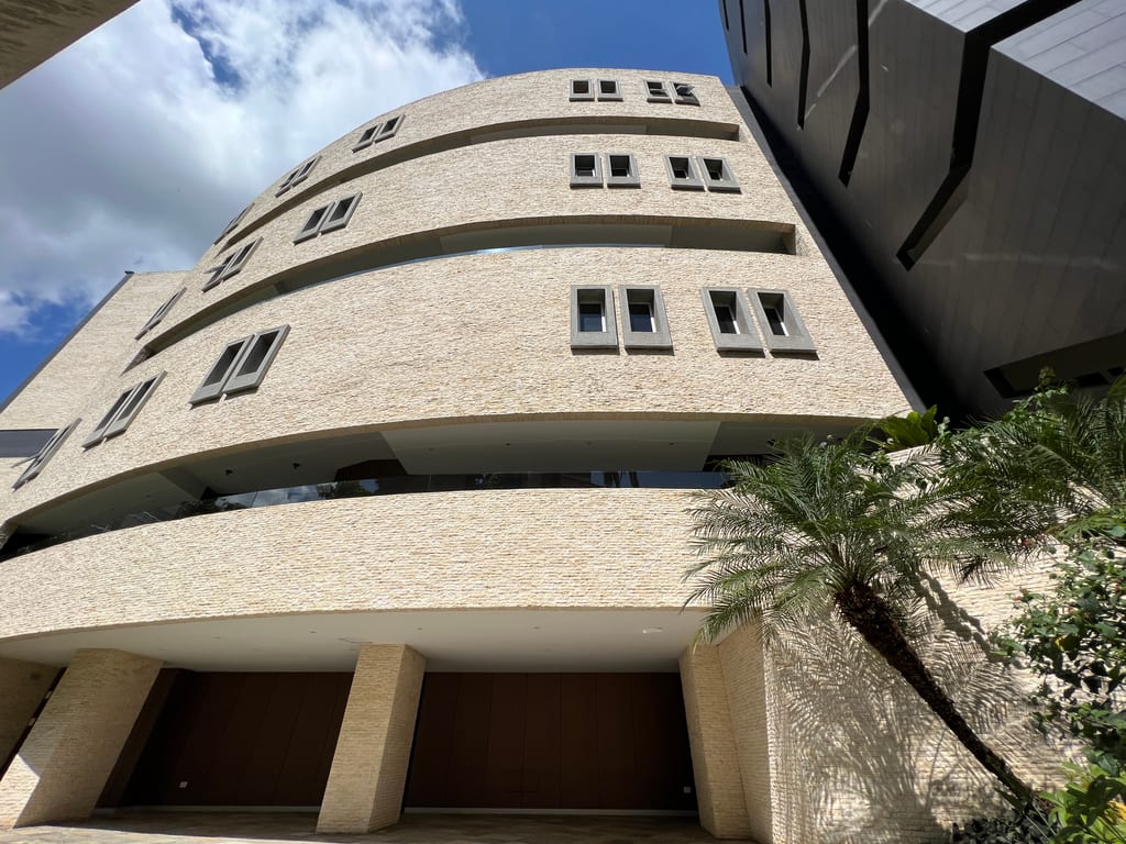 Apartamento en venta de 3 hab. y 240 m² en Los Naranjos (Las Mercedes), Caracas