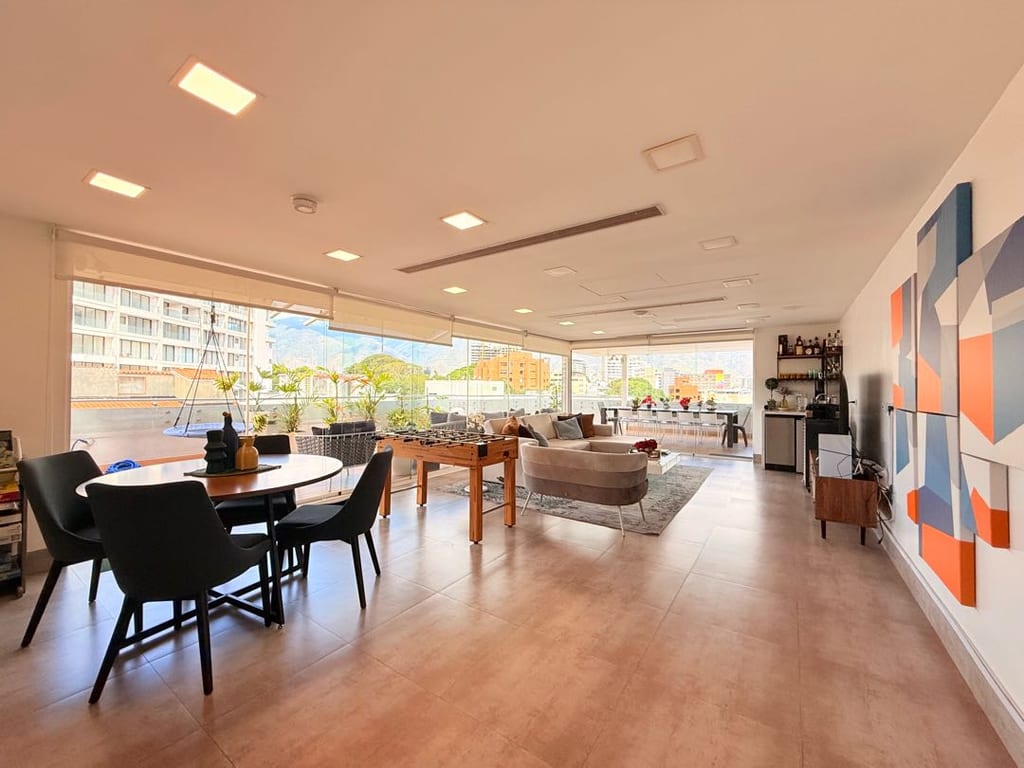 Apartamento en venta de 4 hab. y 573 m² en Las Mercedes, Caracas