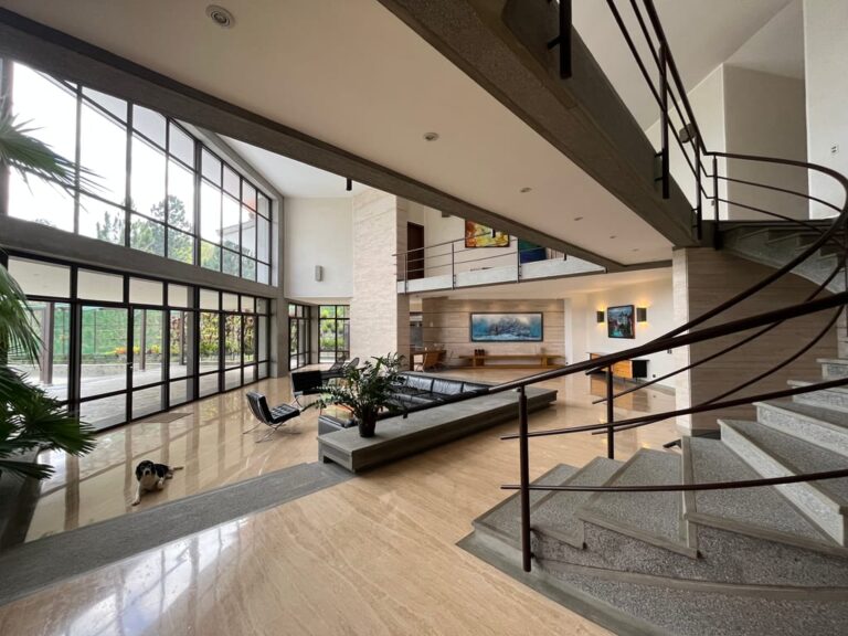 Casa en venta de 9 hab. y 1.135 m² en Monte Elena, Caracas
