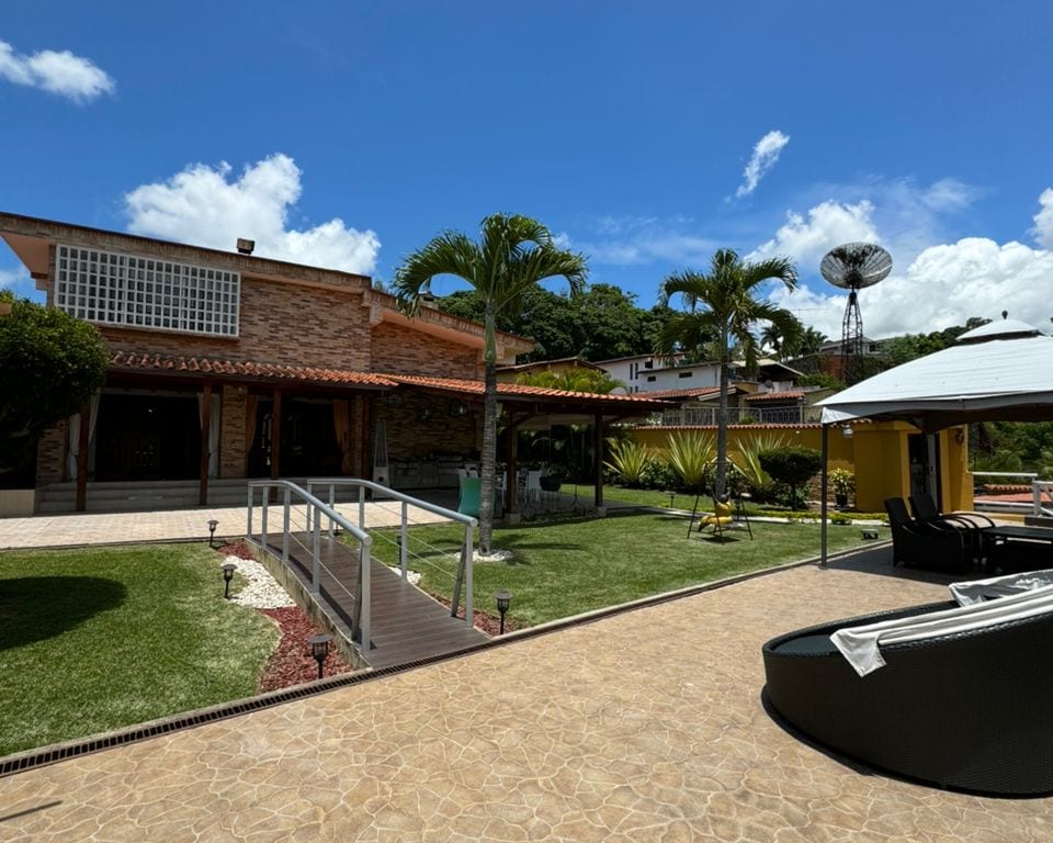 Casa en venta de 3 hab. y 394 m² en La Lagunita, Caracas