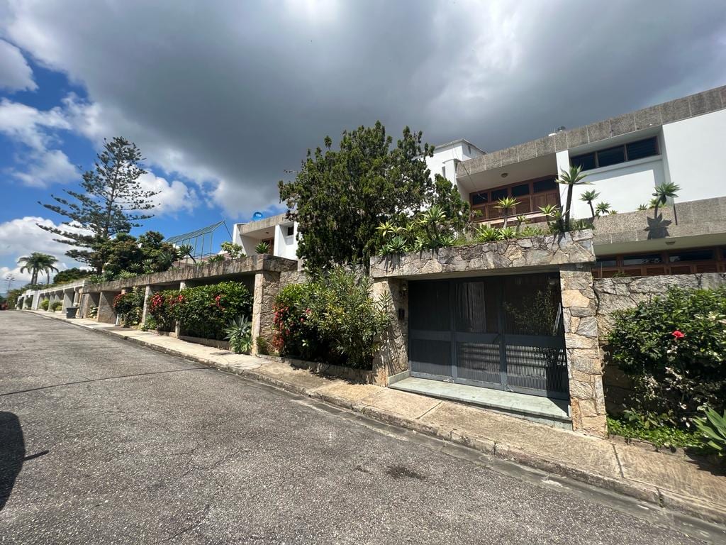Casa en venta de 9 hab. y 900 m² en Colinas de Tamanaco, Caracas