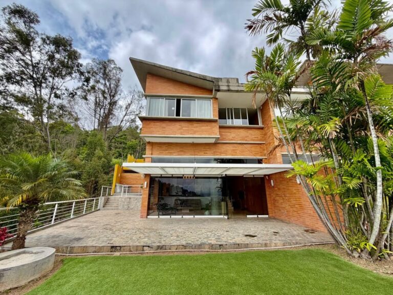 Casa en venta de 6 hab. y 740 m² en Alto Hatillo, Caracas