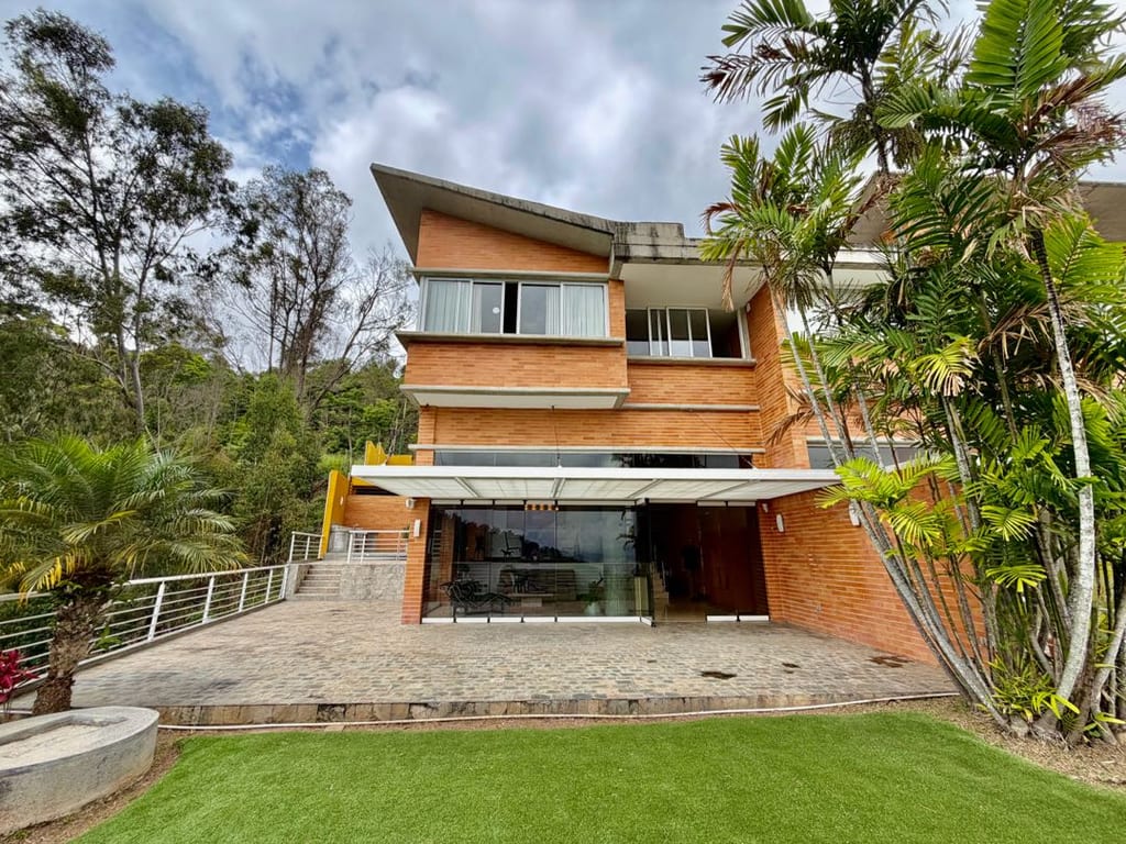 Casa en venta de 6 hab. y 740 m² en Alto Hatillo, Caracas