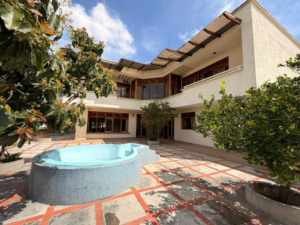 Casa en venta de 4 hab. y 650 m² en Vista Alegre, Caracas