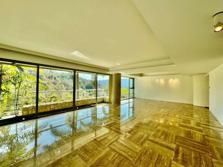 Apartamento con 4 habitaciones y 5 baños en Las Mercedes, Caracas