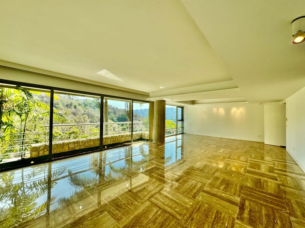 Apartamento en venta de 4 hab. y 268 m² en Las Mercedes, Caracas