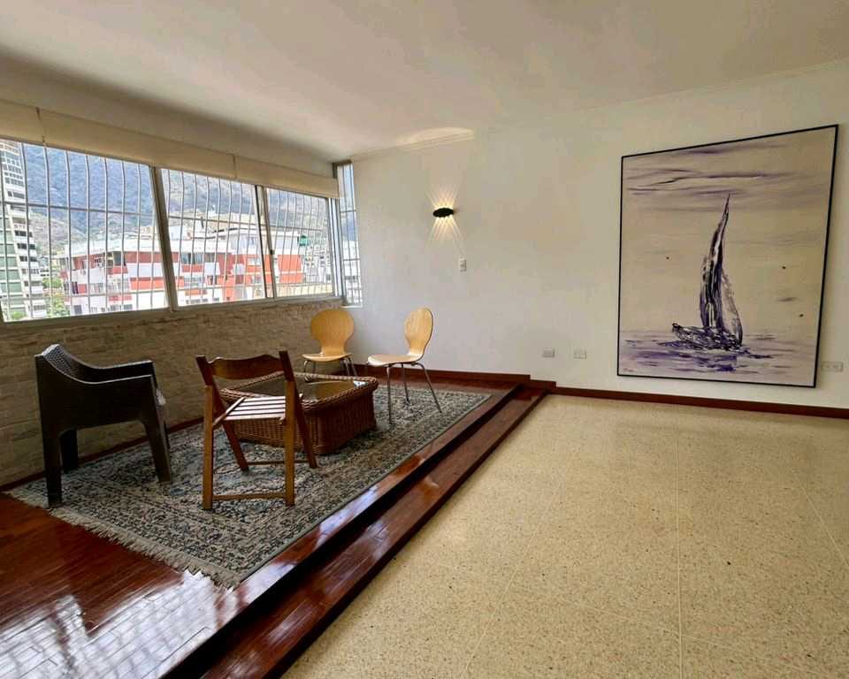 Apartamento en alquiler de 2 hab. y 115 m² en Los Palos Grandes, Caracas