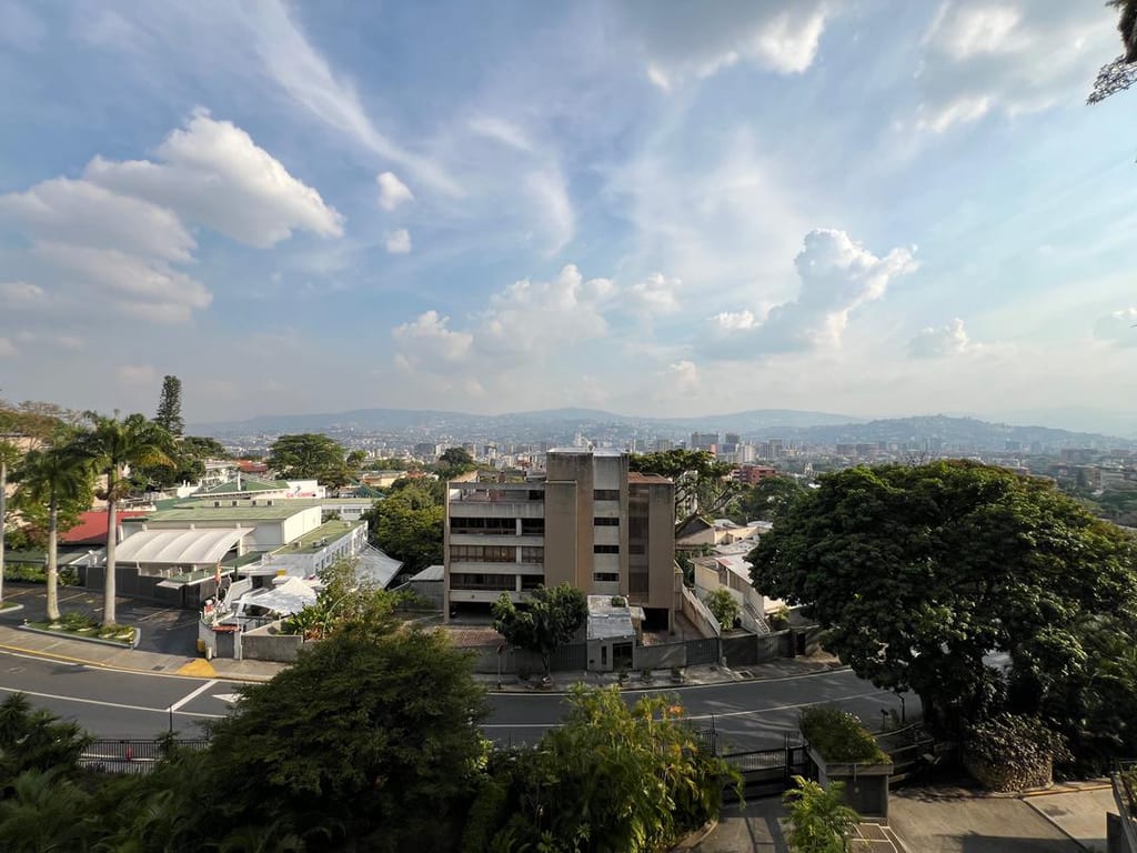 Apartamento en venta de 3 hab. y 360 m² en Altamira, Caracas