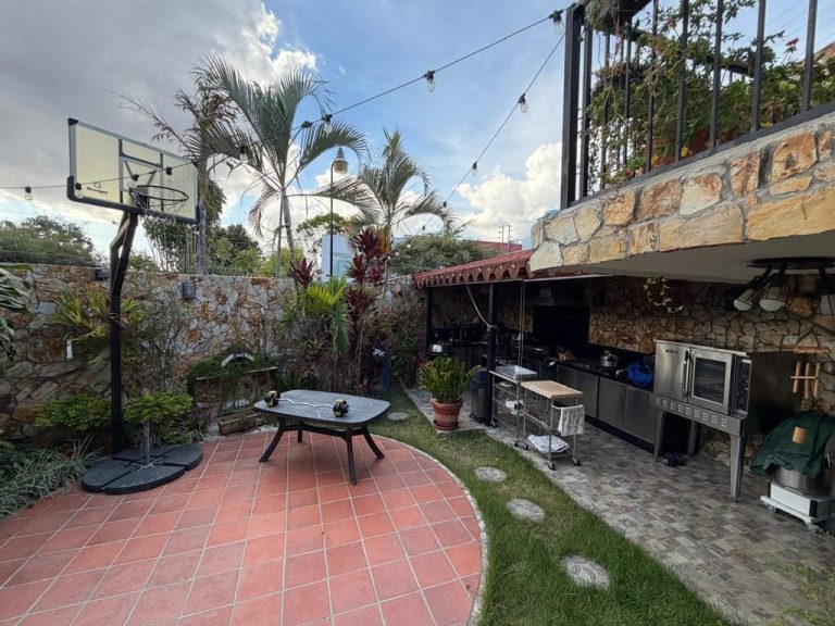 Casa en venta de 5 hab. y 700 m² en El Cafetal, Caracas