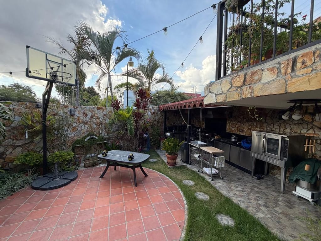 Casa en venta de 5 hab. y 700 m² en El Cafetal, Caracas