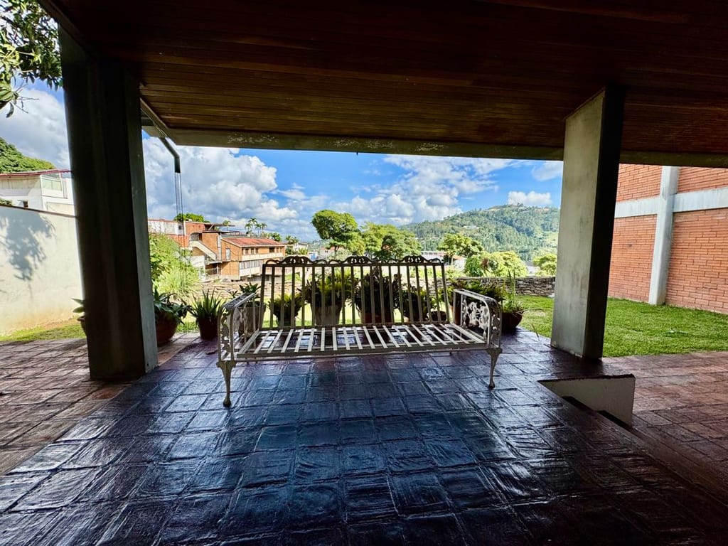 Casa en venta de 5 hab. y 450 m² en Colinas de Tamanaco, Caracas