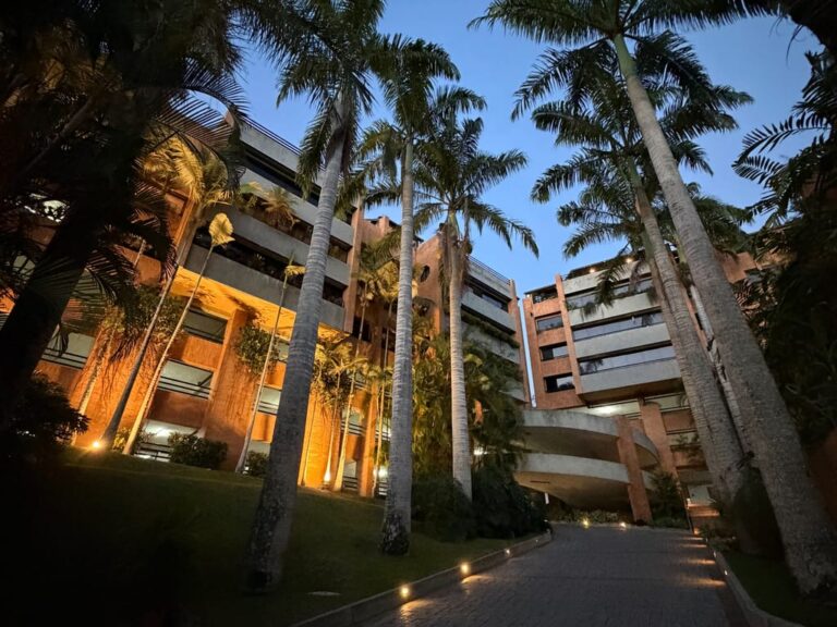 Apartamento en alquiler de 5 hab. y 307 m² en La Lagunita, Caracas