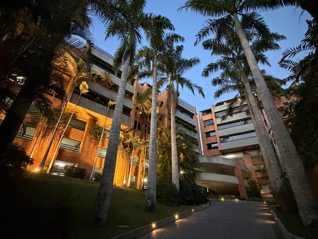 Apartamento en alquiler de 5 hab. y 307 m² en La Lagunita, Caracas