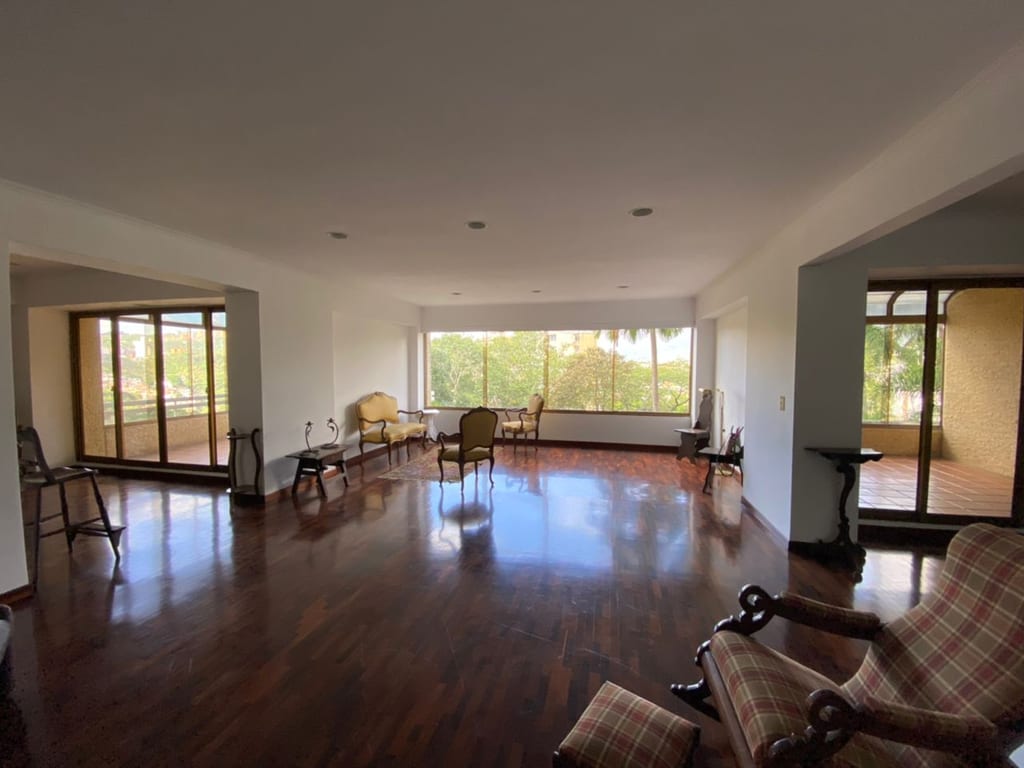 Apartamento en venta de 4 hab. y 240 m² en Santa Rosa de Lima, Caracas