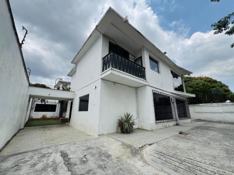 Casa en venta de 8 hab. y 631 m² en Chuao, Caracas