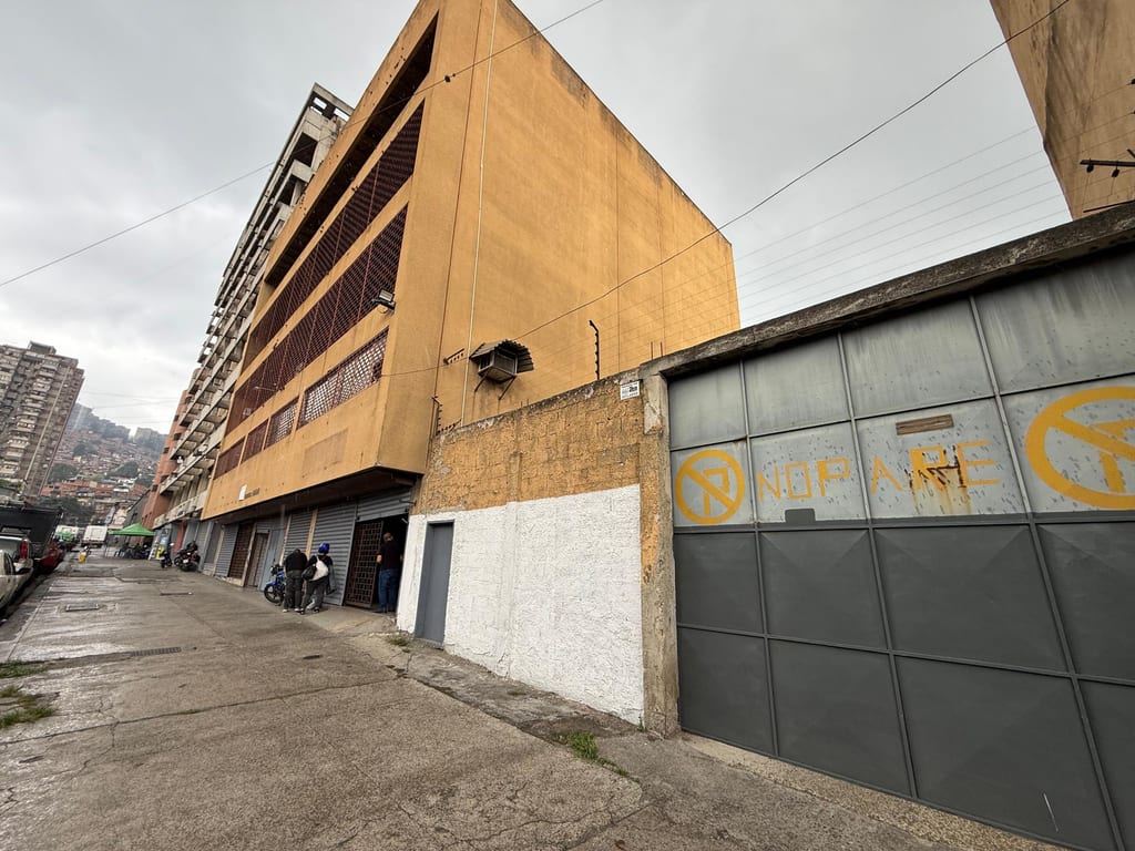 Edificio en venta de 2.708 m² en Catia, Caracas