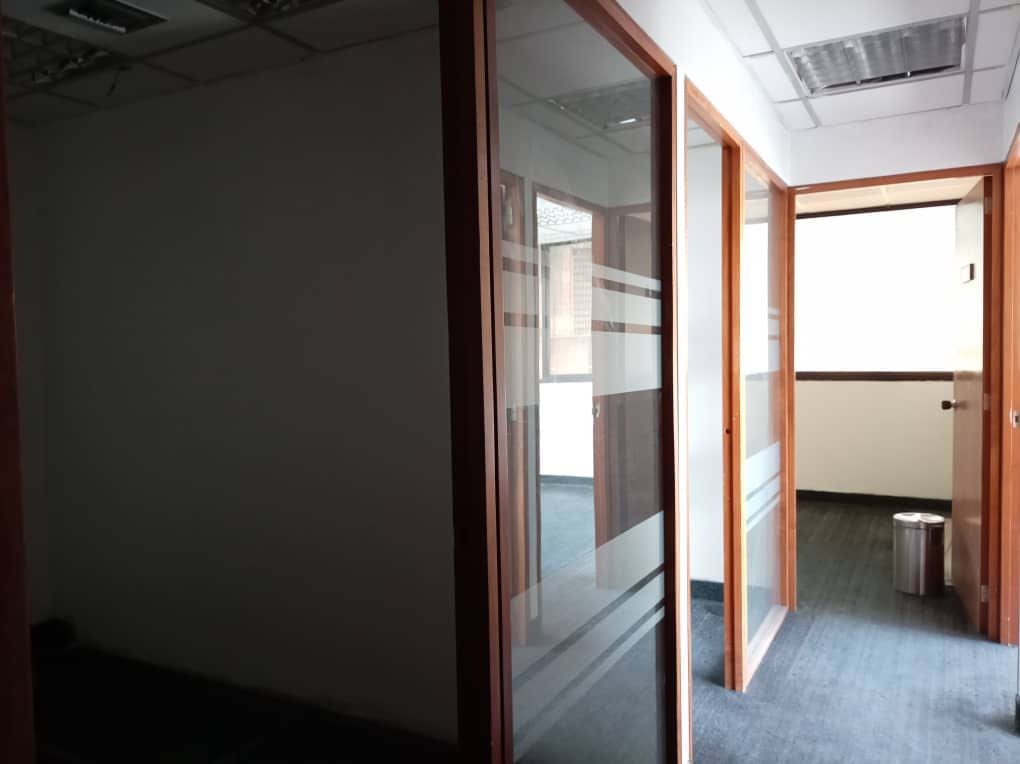 Oficina en alquiler de 75 m² en Los Cortijos de Lourdes, Caracas