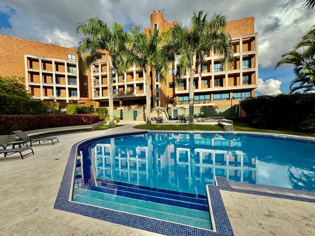 Apartamento en venta de 5 hab. y 365 m² en Colinas de Valle Arriba, Caracas