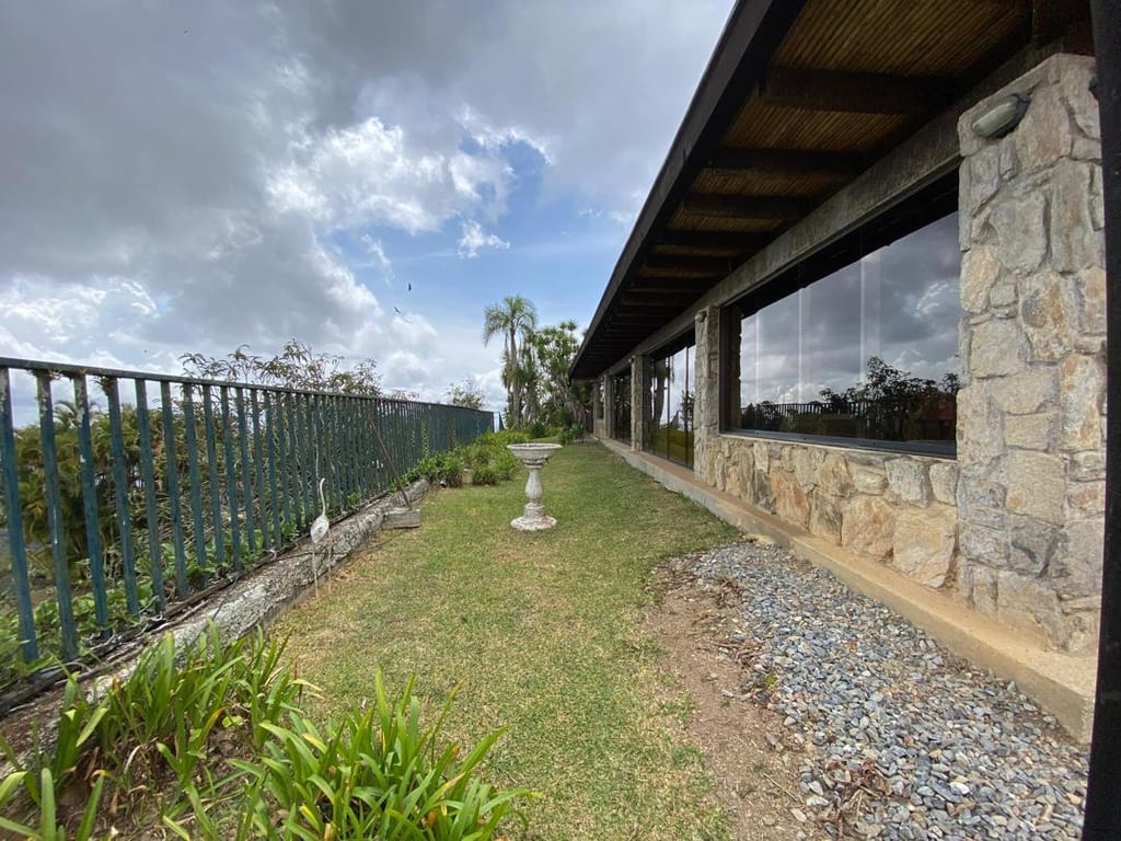 Casa en venta de 7 hab. y 1.722 m² en La Lagunita, Caracas