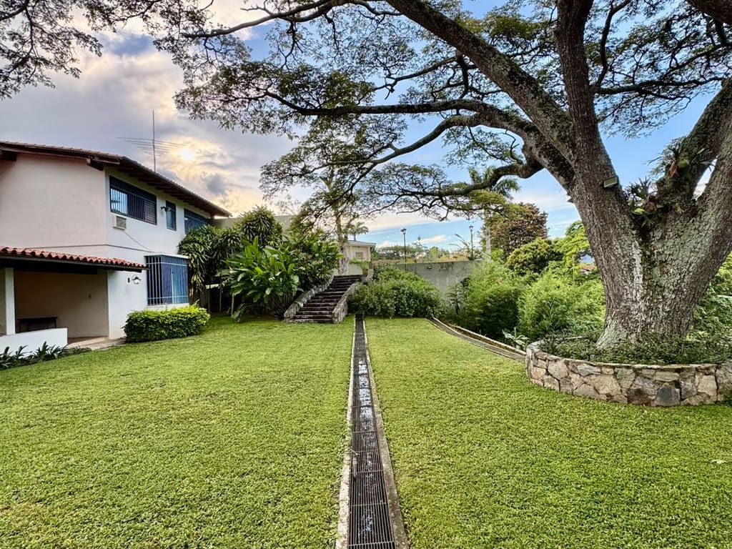 Casa en venta de 10 hab. y 1.500 m² en Lomas del Mirador, Caracas