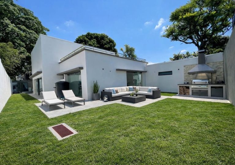 Casa con 5 habitaciones y 5 baños en La Floresta, Caracas