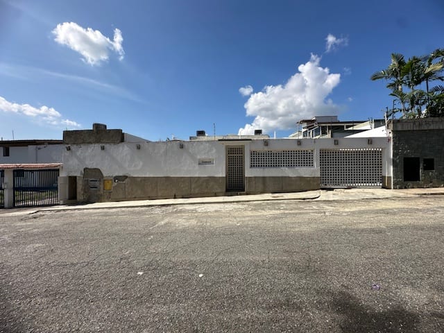 Casa en venta de 6 hab. y 888 m² en Cumbres de Curumo, Caracas