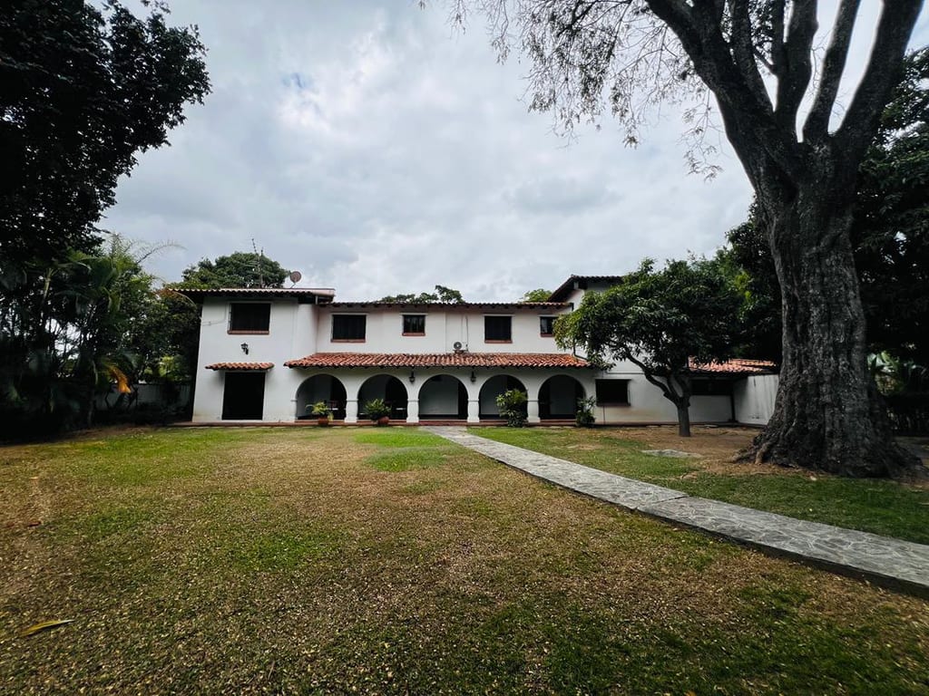 Casa en alquiler de 6 hab. y 800 m² en Country Club, Caracas