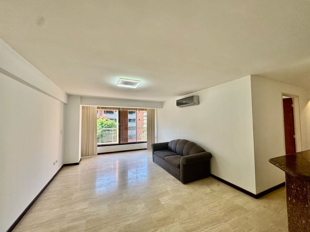 Apartamento en alquiler de 2 hab. y 81 m² en Campo Alegre, Caracas
