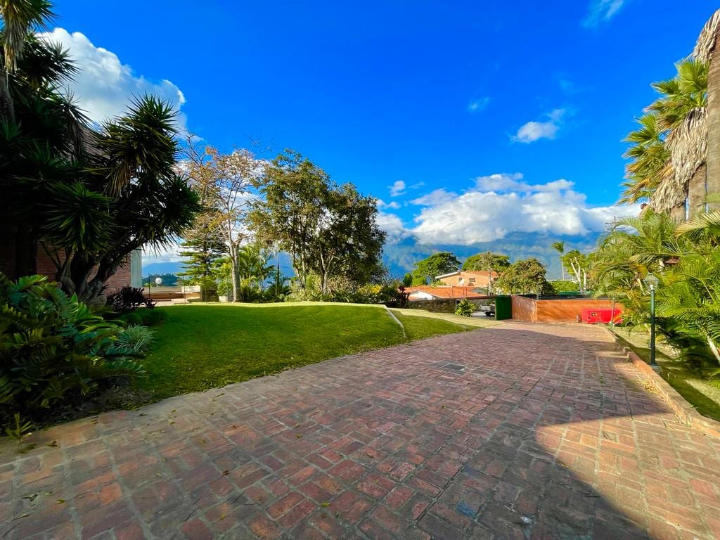 Casa en venta de 4 hab. y 1.180 m² en Cerro Verde, Caracas