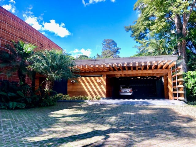 Casa en venta de 6 hab. y 850 m² en La Lagunita, Caracas