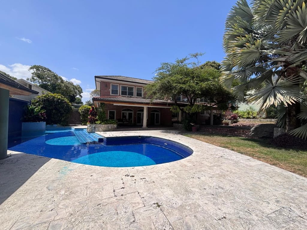 Casa en venta de 6 hab. y 1.000 m² en Country Club, Caracas