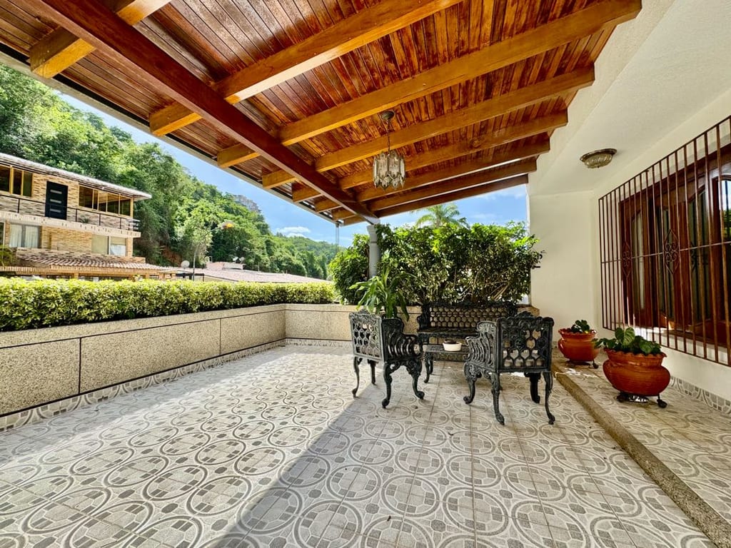 Casa en venta de 5 hab. y 381 m² en Bello Monte, Caracas