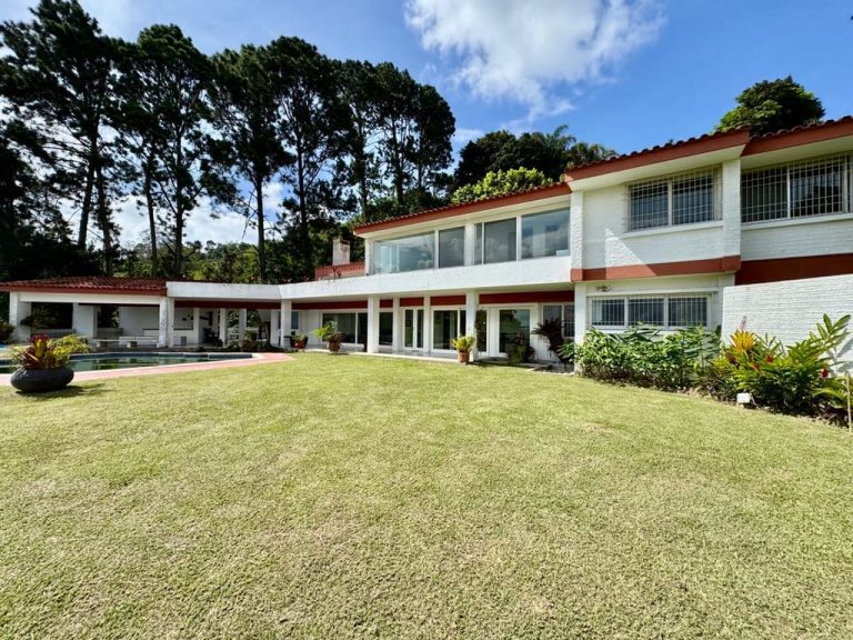 Casa en venta de 8 hab. y 604 m² en La Lagunita, Caracas