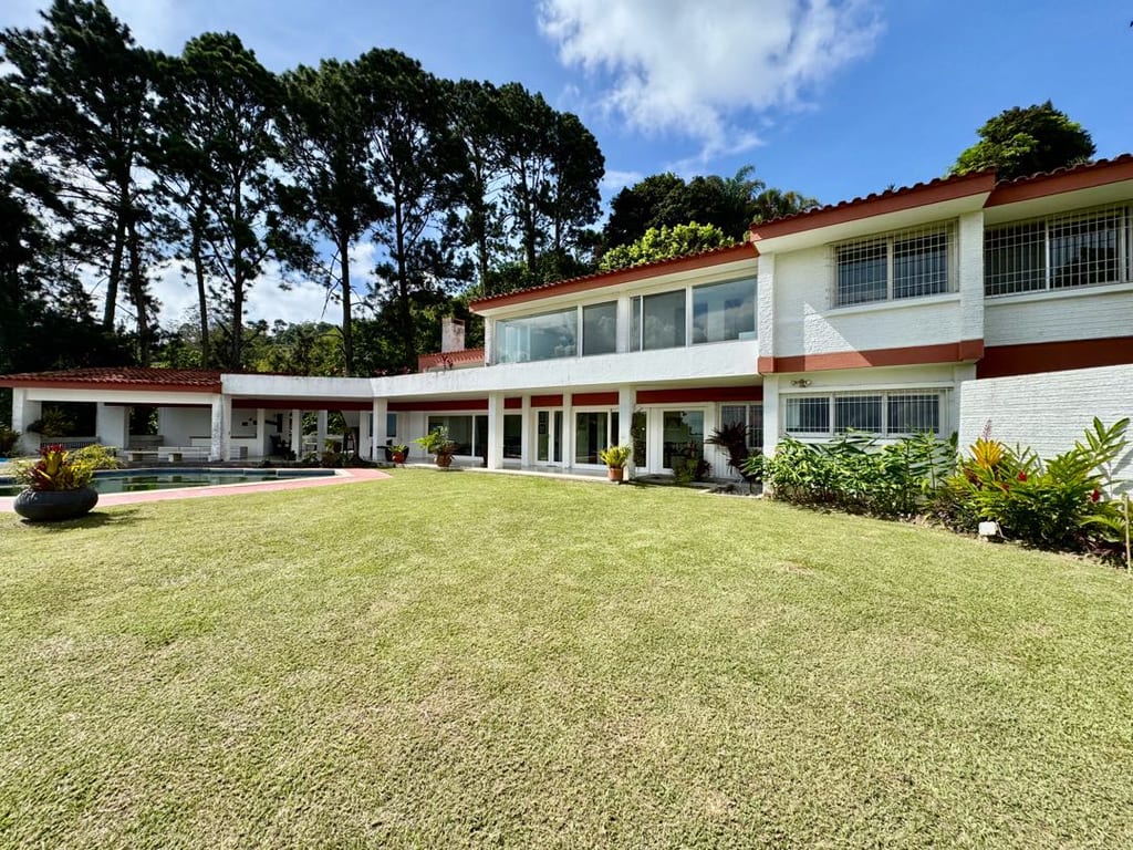 Casa en venta de 8 hab. y 604 m² en La Lagunita, Caracas