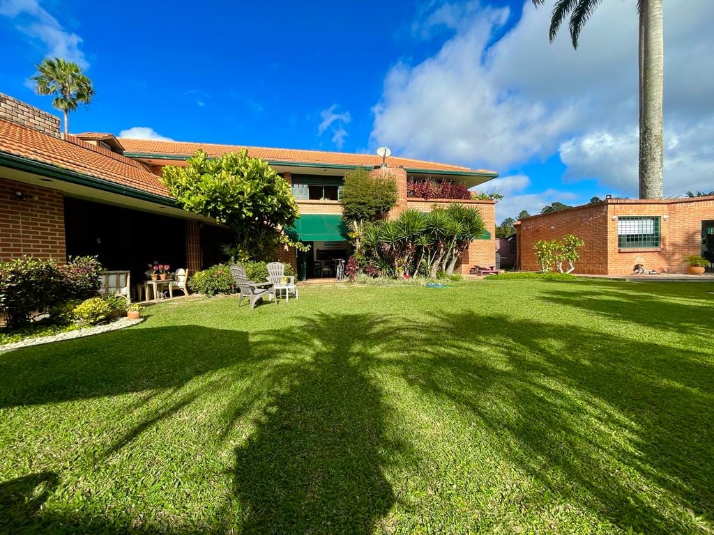 Casa en venta de 4 hab. y 407 m² en La Lagunita, Caracas