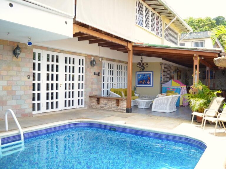 Casa en venta de 5 hab. y 1.150 m² en Alto Prado, Caracas