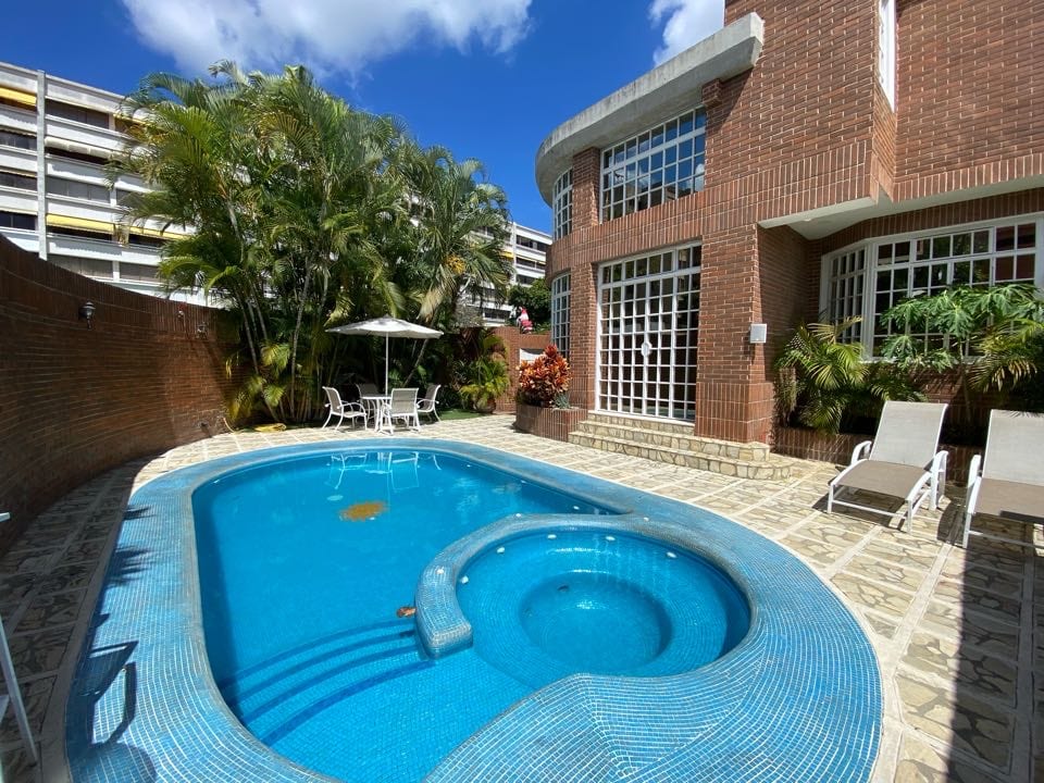 Casa en venta de 5 hab. y 550 m² en Los Samanes, Caracas
