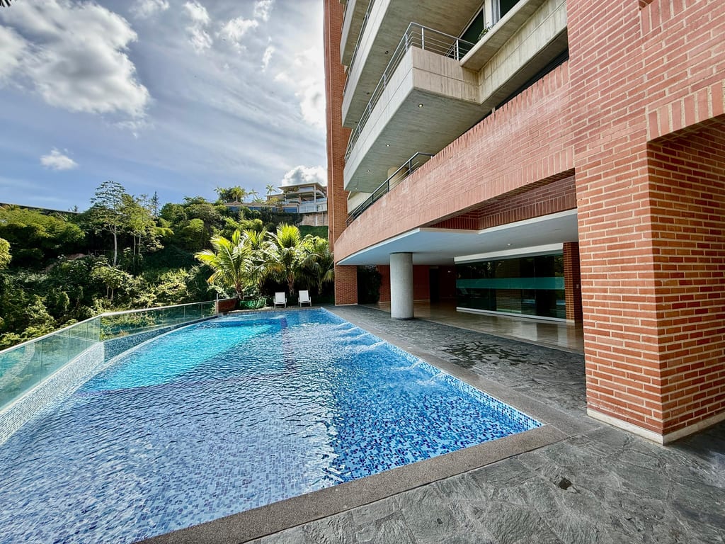 Apartamento en venta de 3 hab. y 205 m² en Lomas de las Mercedes, Caracas
