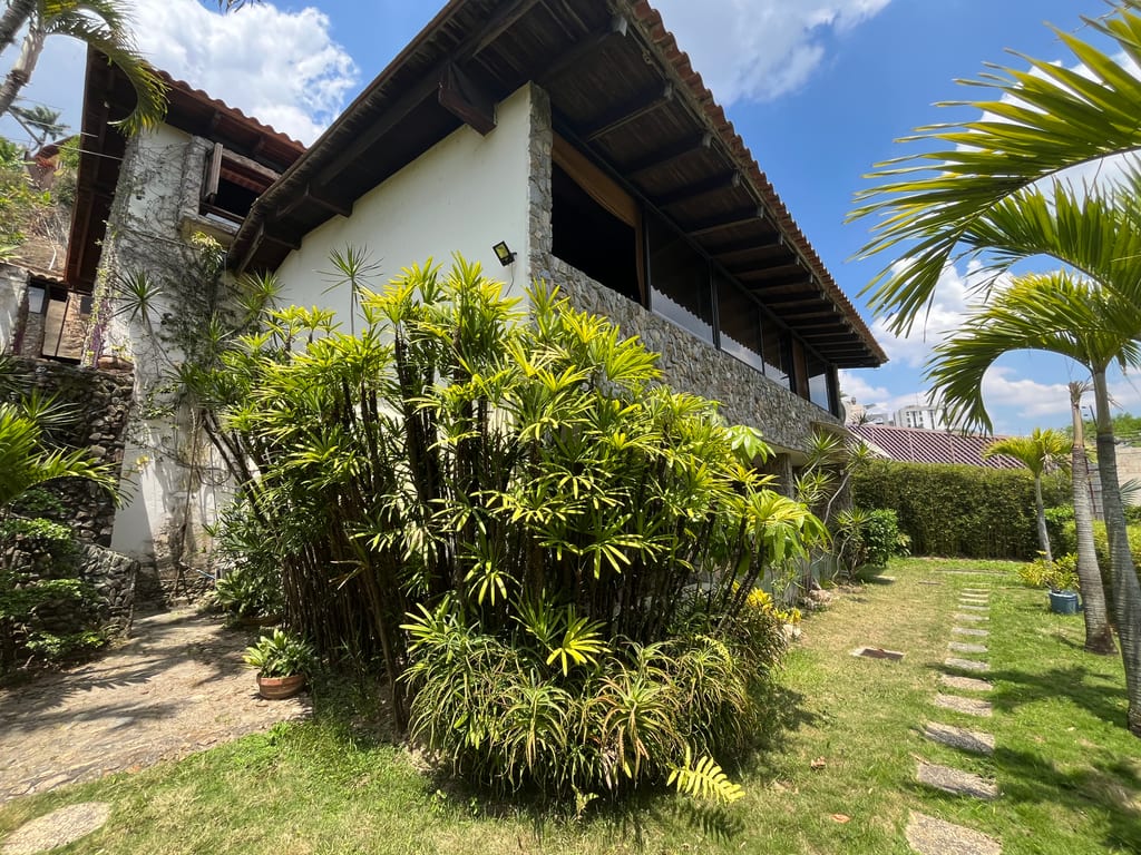 Casa en venta de 6 hab. y 550 m² en Colinas de Tamanaco, Caracas