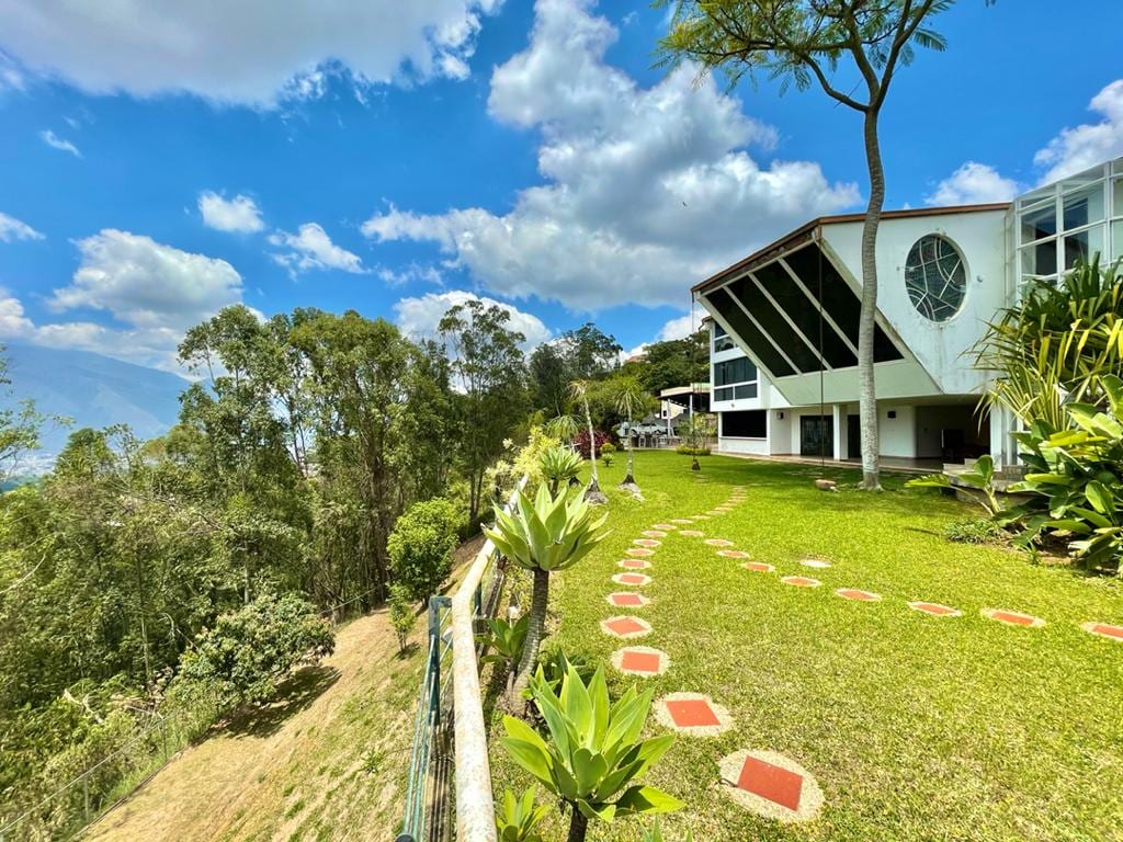 Casa en venta de 8 hab. y 690 m² en Los Naranjos (del Cafetal), Caracas