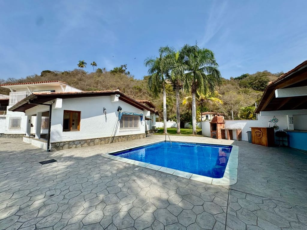 Casa en venta de 5 hab. y 900 m² en Colinas de Tamanaco, Caracas