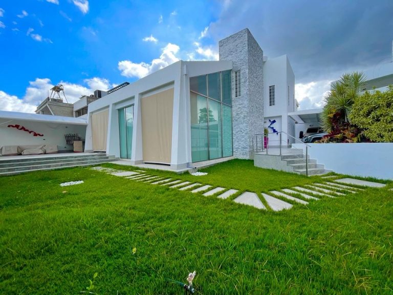 Casa en venta de 4 hab. y 380 m² en Los Samanes, Caracas