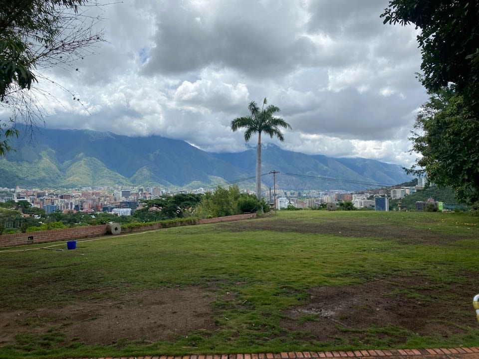 Terreno en venta de 9.600 m² en Valle Arriba, Caracas