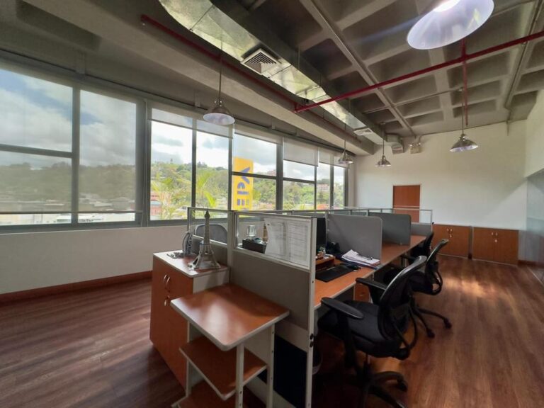 Oficina en alquiler de 80 m² en La Trinidad, Caracas