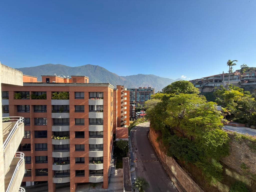 Apartamento en venta de 3 hab. y 205 m² en Lomas de las Mercedes, Caracas · Ref. CV5043