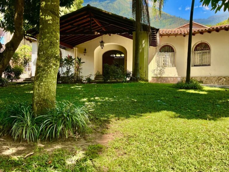 Casa en venta de 8 hab. y 1.500 m² en Los Chorros, Caracas