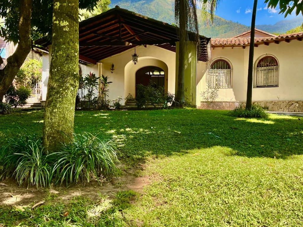 Casa en venta de 8 hab. y 1.500 m² en Los Chorros, Caracas